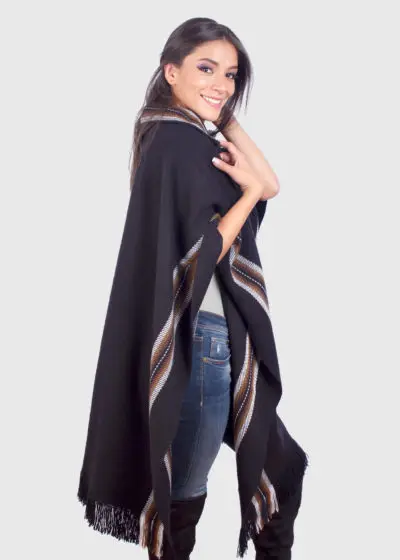 Collar Black Soft Alpaca Poncho “Unay”