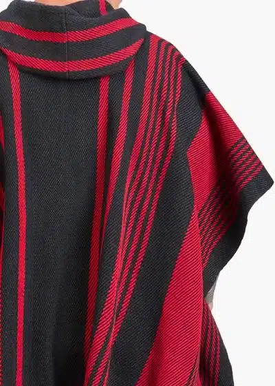 INTI0464 INTI ALPACA Men's Alpaca Poncho with Hood- Handmade Cape in Alpaca Wool - Winter Fashion - Traditional Peruvian Poncho - Home Cloak Coat - Street Style in Black and Red Color - Praga